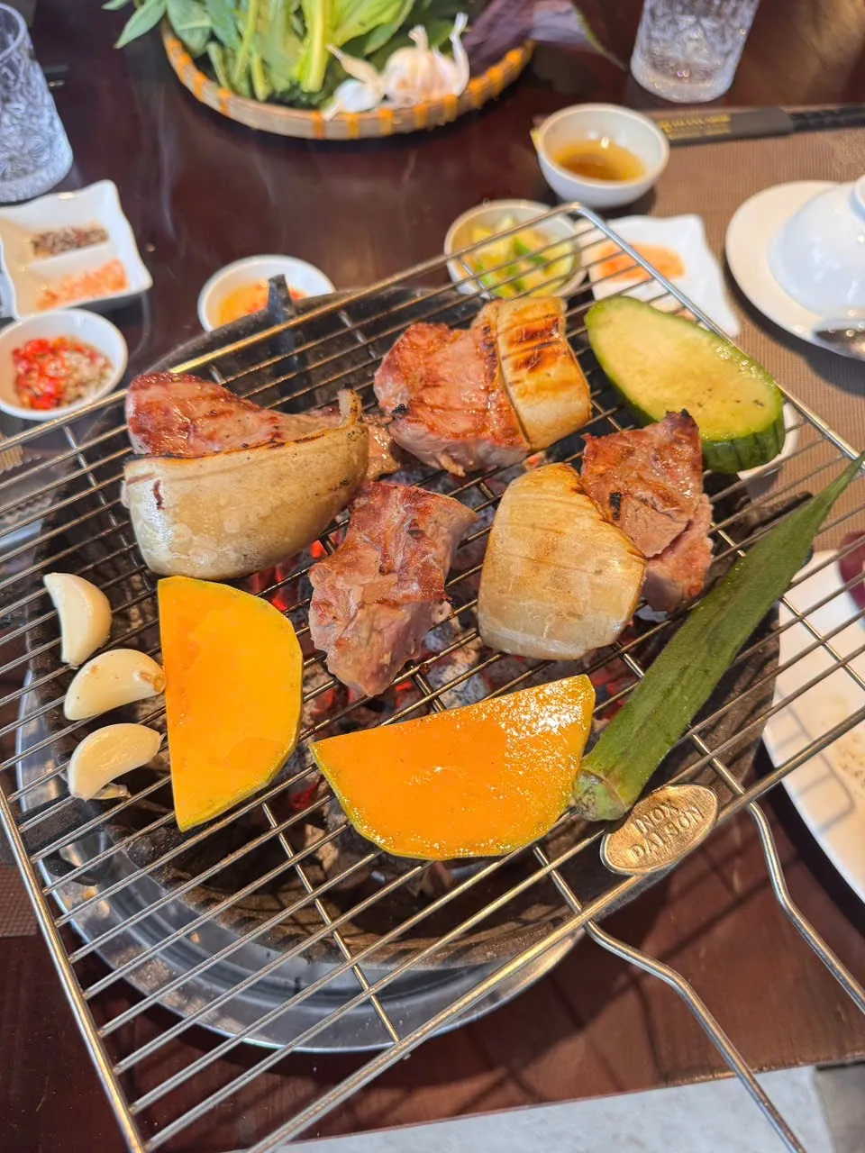 Bê tơ nướng thập cẩm — món tại Bò Tơ Bách Tùng An Đà Lạt.