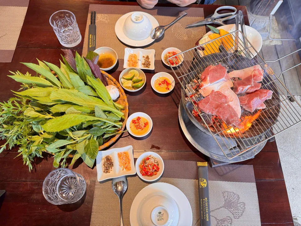 Bò tơ nướng than hoa — món tại Bò Tơ Bách Tùng An Đà Lạt.