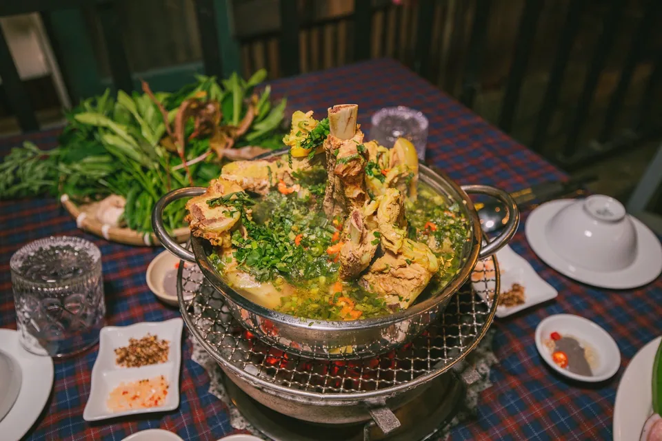 Lẩu bò tơ hầm rau rừng — món tại Bò Tơ Bách Tùng An Đà Lạt.
